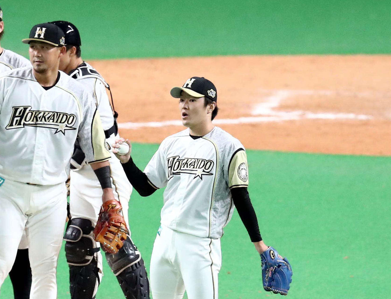 日本ハム対西武　プロ初セーブを記録した玉井は試合後、ウイニングボールを受け取る（撮影・黒川智章）