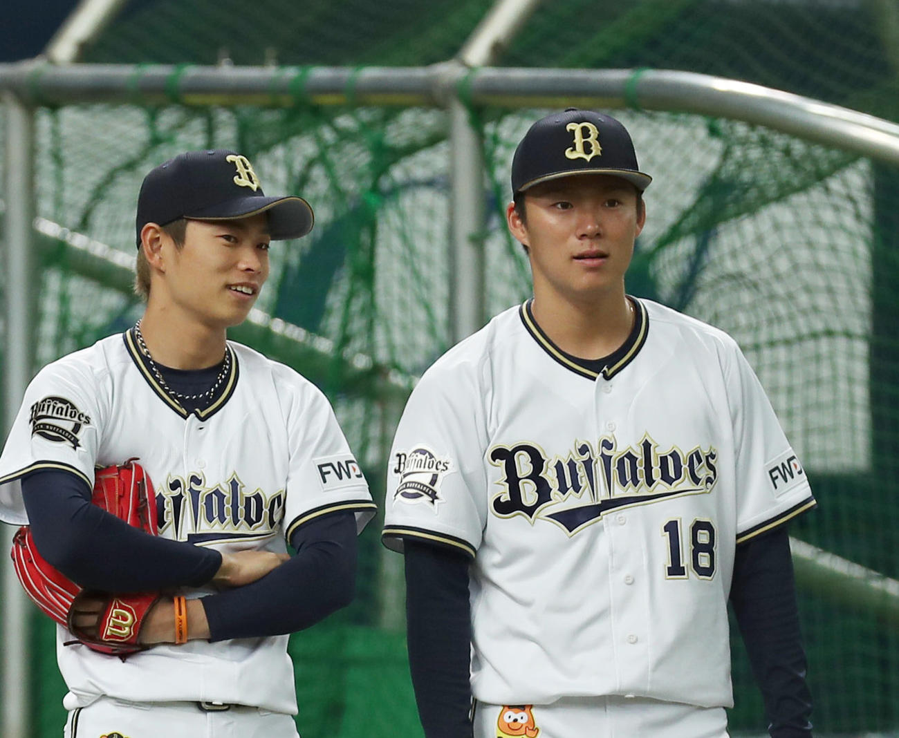 練習中に談笑するオリックス山岡（左）と山本（2020年3月28日）