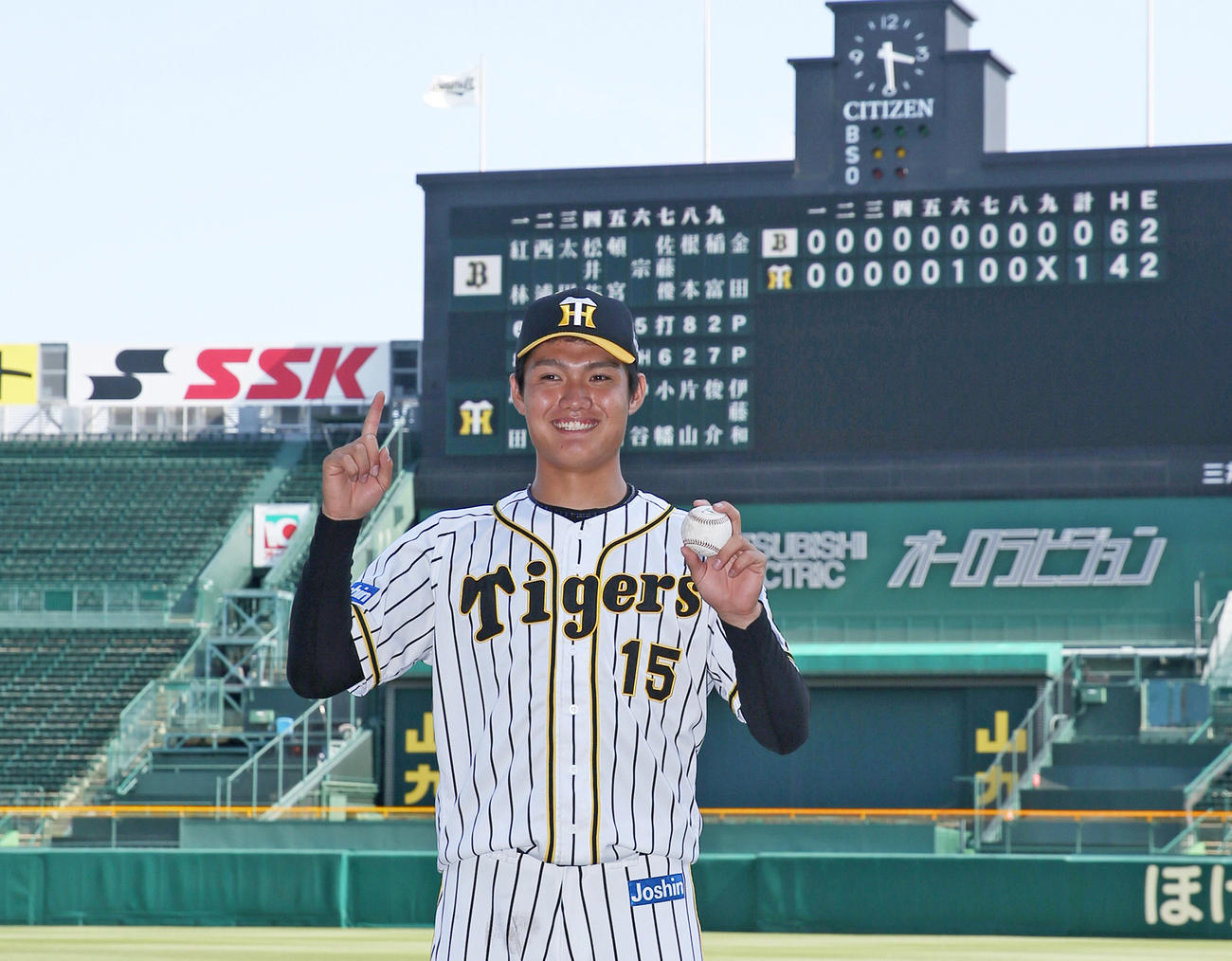 2軍戦でプロ初勝利を挙げ、笑顔でポーズを決める阪神西純矢（2020年6月24日撮影）
