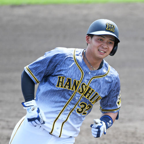 本塁打を放ち笑顔を見せる井上広大（2020年7月16日撮影）