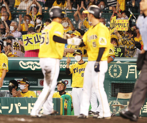 2日DeNA戦、大山の逆転2点適時打に歓喜の矢野監督ら阪神ベンチ