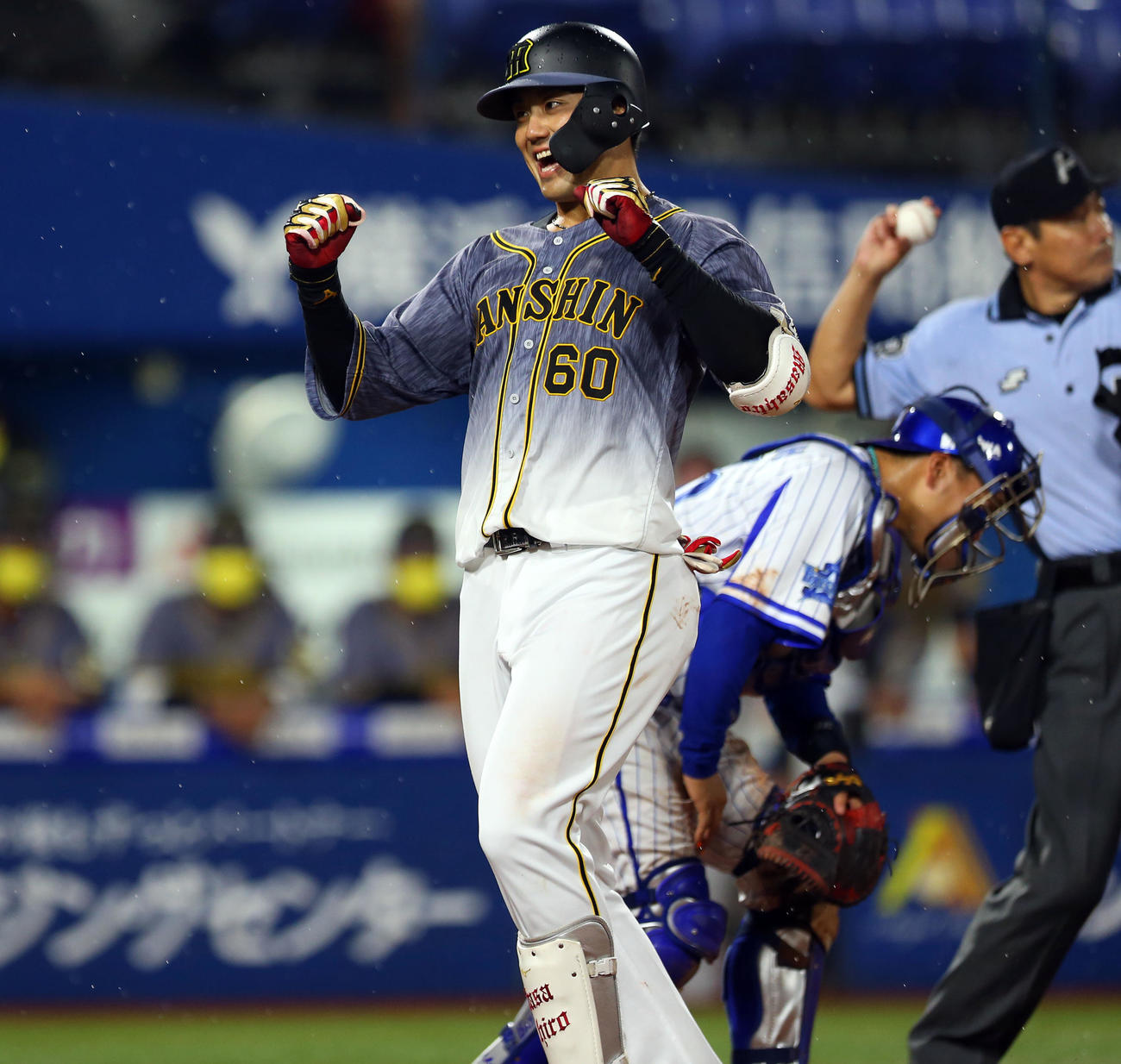 DeNA対阪神　4回表阪神2死一、二塁、左越え3点本塁打を放ち喜ぶ中谷（撮影・大野祥一）