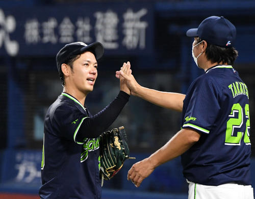 ノーヒットノーランを達成したヤクルト小川（左）は高津監督とタッチをかわす（撮影・山崎安昭）