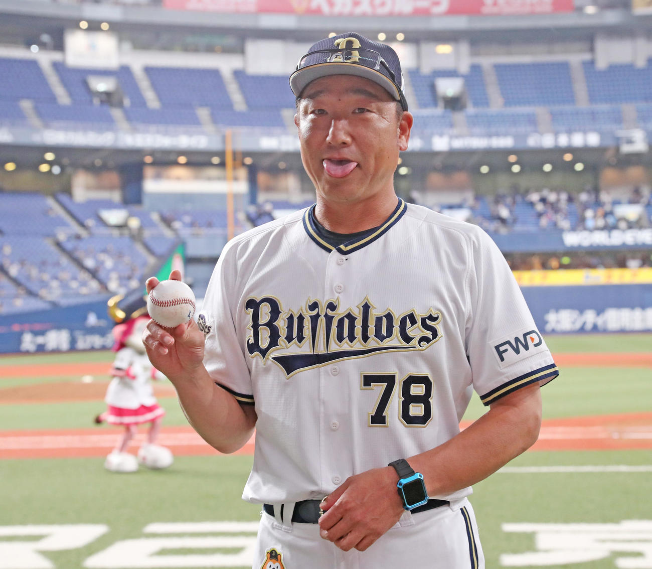 初采配となった西武戦で勝利を飾りウイニングボールを手にする中嶋聡監督代行（2020年8月21日）