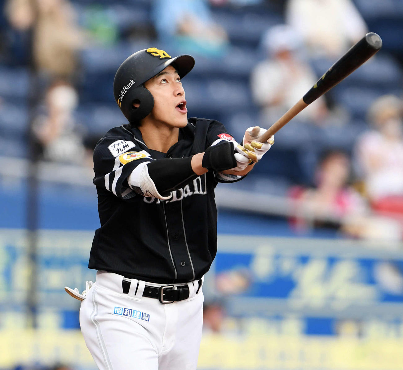 3回、右越え2点本塁打を放つ柳田（撮影・横山健太）