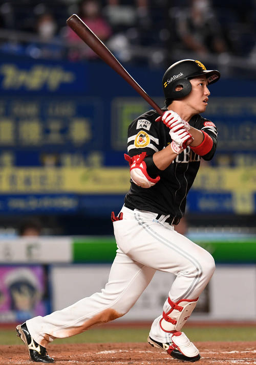 7回、右越え2点本塁打を放つ栗原（撮影・横山健太）