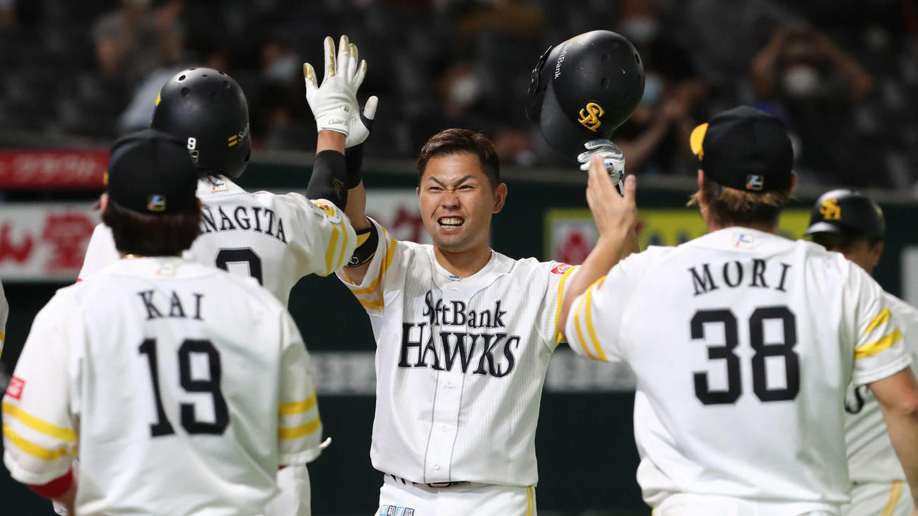 9回裏ソフトバンク1死一塁、中村晃は右越えサヨナラ適時三塁打を放ちナインと喜び合う（撮影・梅根麻紀）