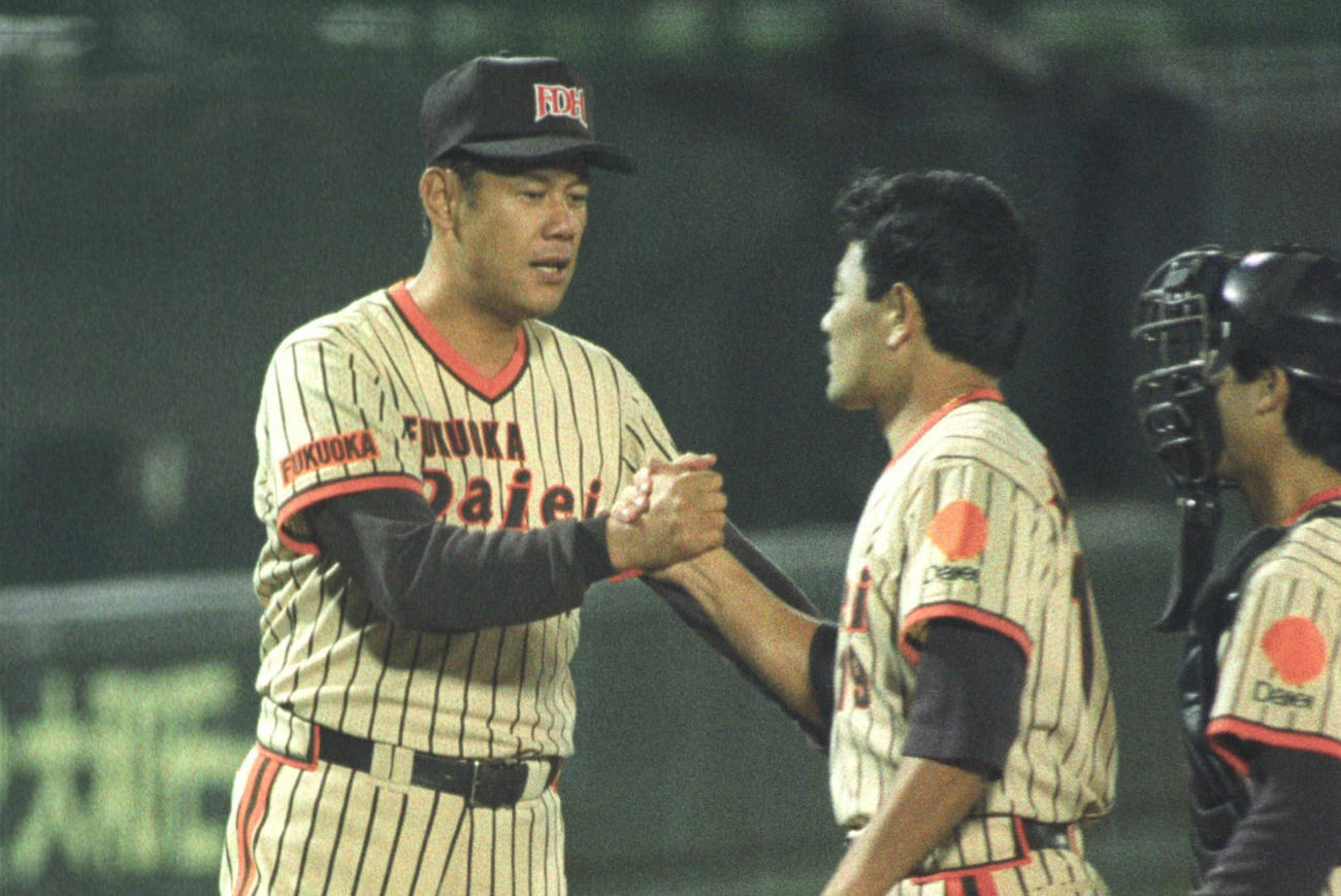 90年10月、近鉄戦でダイエー球団通算100勝を達成し、ナインを迎える田淵監督（左）