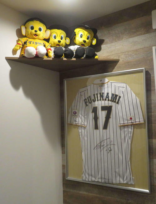 「甲子園スポーツトリートメント治療院」内に飾られている阪神藤浪の日本代表時のサイン入りユニホーム（撮影・磯綾乃）