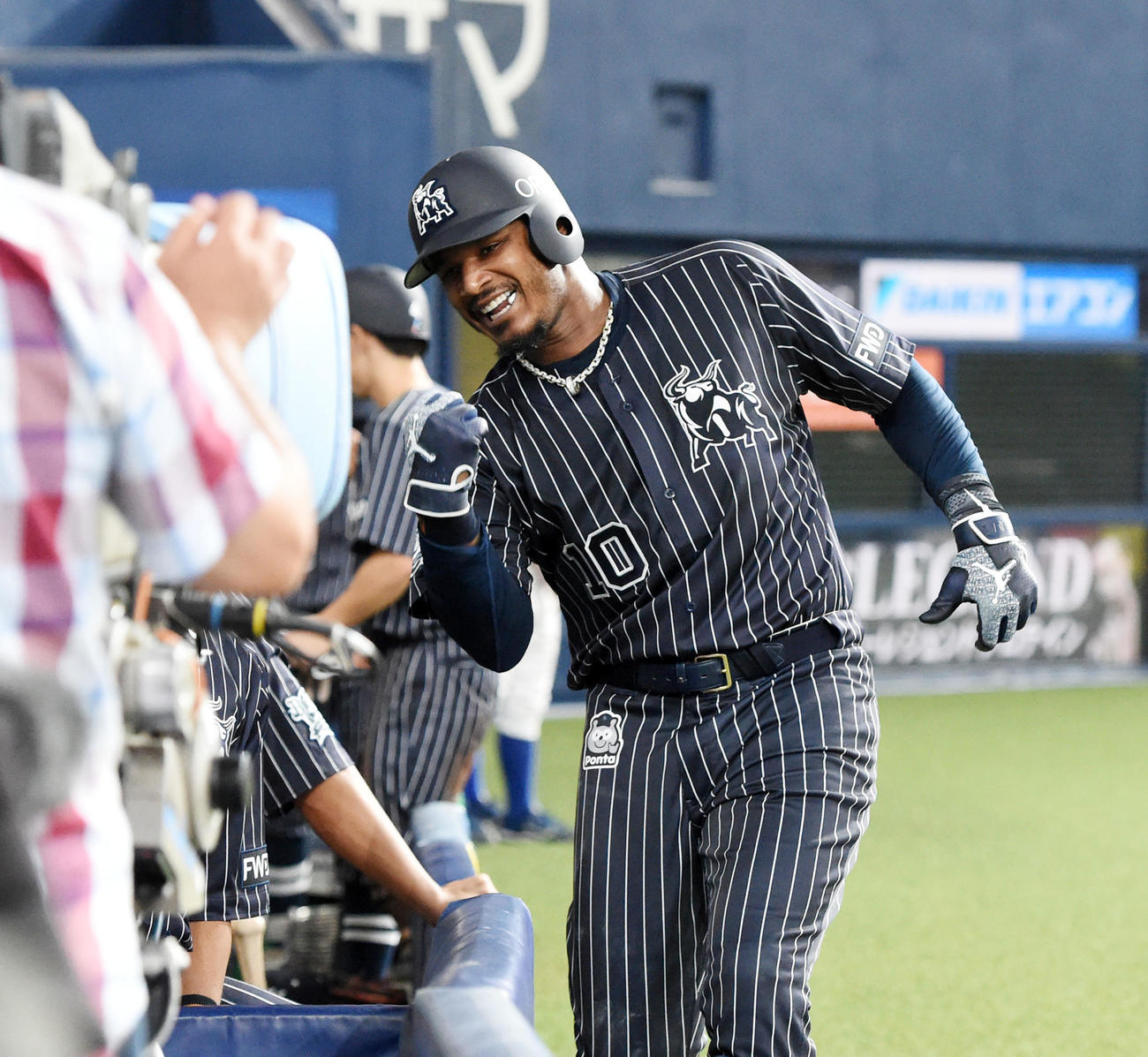 オリックス対ロッテ　5回裏オリックス2死一、二塁、ジョーンズは左中間に3点本塁打を放ちガッツポーズ（撮影・前岡正明）