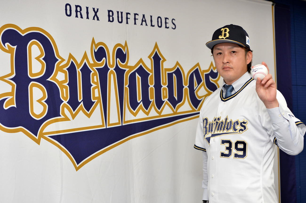 オリックスへの入団会見を行いポーズを取る飯田優也（2020年8月29日）