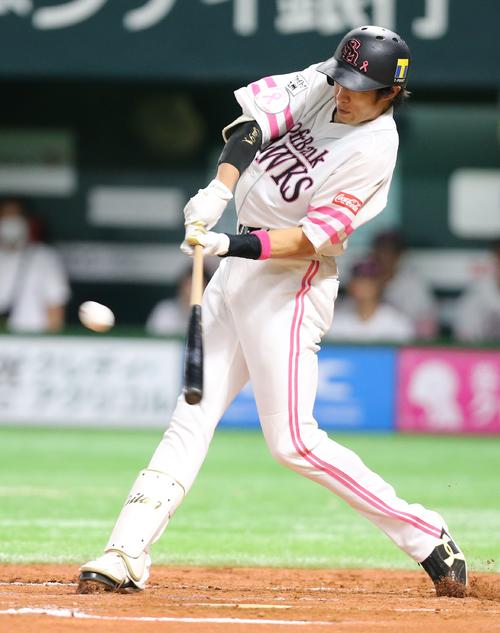 ソフトバンク対日本ハム　1回裏ソフトバンク1死一塁、柳田は左越えに2点本塁打を放つ（撮影・屋方直哉）