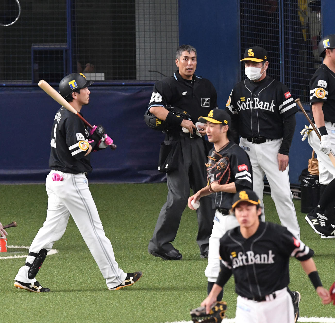 オリックス対ソフトバンク　8回、交代を告げる工藤監督（撮影・前岡正明）