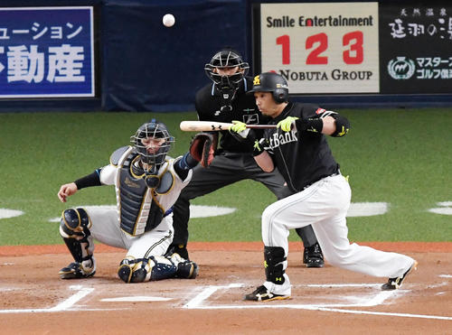 10回表ソフトバンク無死一塁、松田宣の送りバントは投飛併殺となる（撮影・前岡正明）