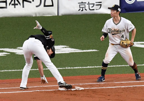 10回表ソフトバンク無死一塁、松田宣の送りバントは投飛となり上林は戻れず併殺となる（撮影・前岡正明）