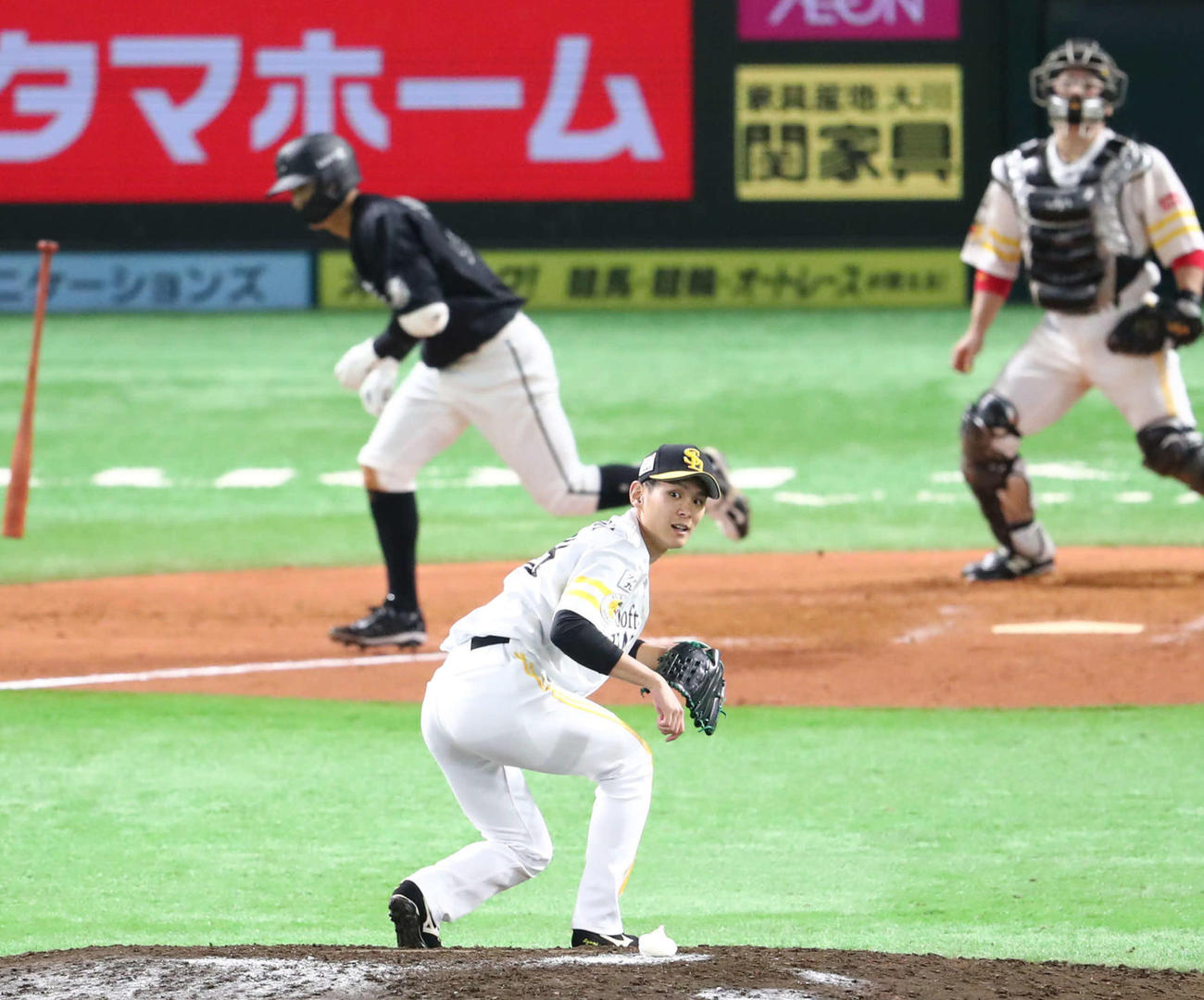 ソフトバンク対ロッテ　7回表ロッテ1死満塁、中村奨に勝ち越し2点適時打を浴びた泉（撮影・梅根麻紀）