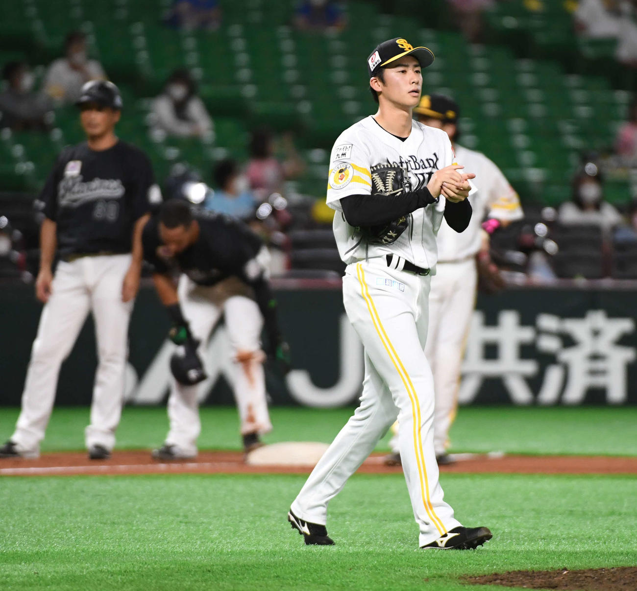 ソフトバンク対ロッテ　7回表ロッテ無死一、三塁、板東は清田に同点適時打を浴びる（撮影・今浪浩三）