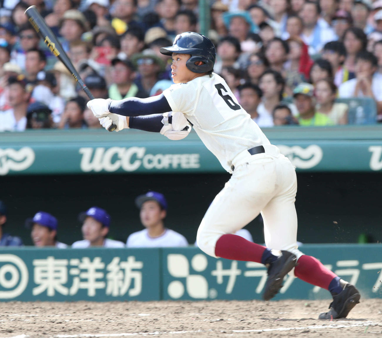18年8月21日、金足農との決勝戦で中越えに本塁打を放つ大阪桐蔭・根尾