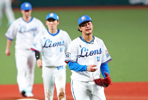 西武対オリックス　9回表オリックス無死、代打西野に中前打を許し、ノーヒットノーランを逃して肩を落とす西武高橋光（手前）（撮影・河田真司）