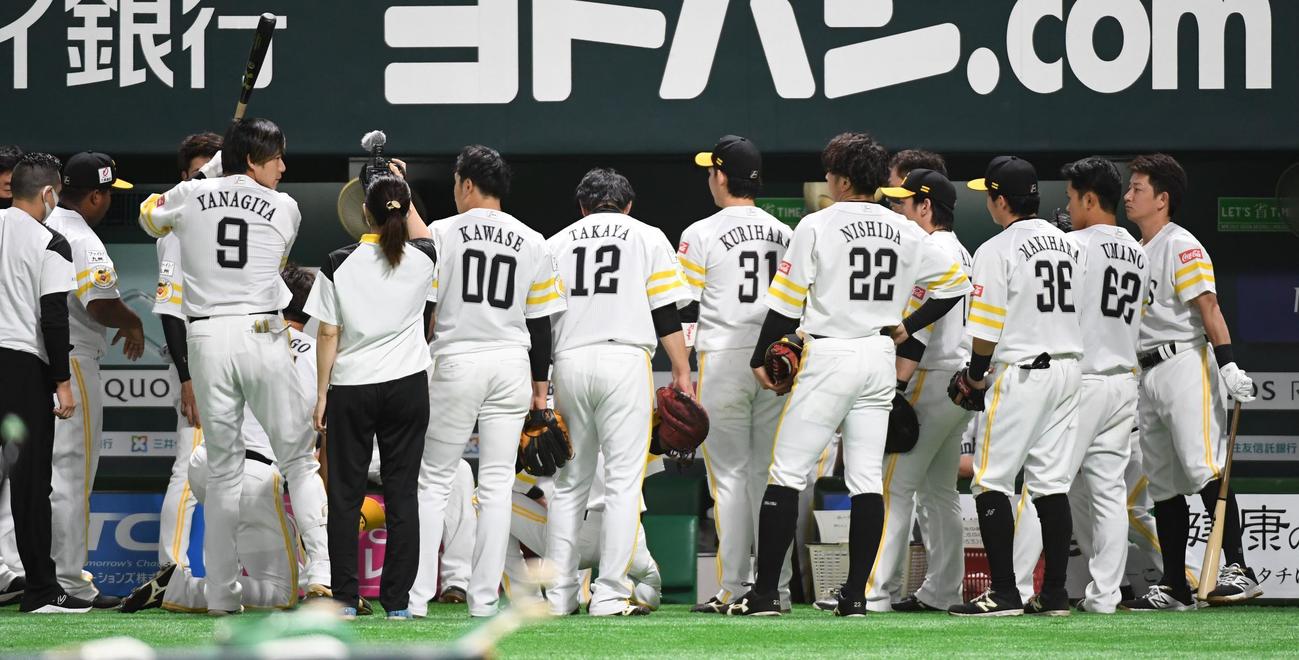 試合前、円陣を組むソフトバンクナイン（撮影・今浪浩三）