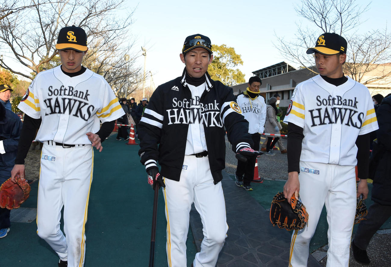 本多雄一内野守備走塁コーチ（中央）の指導を受けながら引き揚げる川瀬晃（右）と周東佑京（2019年2月1日撮影）
