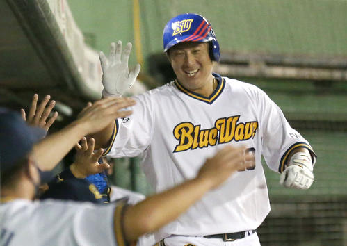 9月16日、楽天戦で先制の本塁打を放ちベンチの出迎えに笑顔でハイタッチする杉本