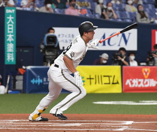 9月18日、西武戦で中前打を放つ杉本