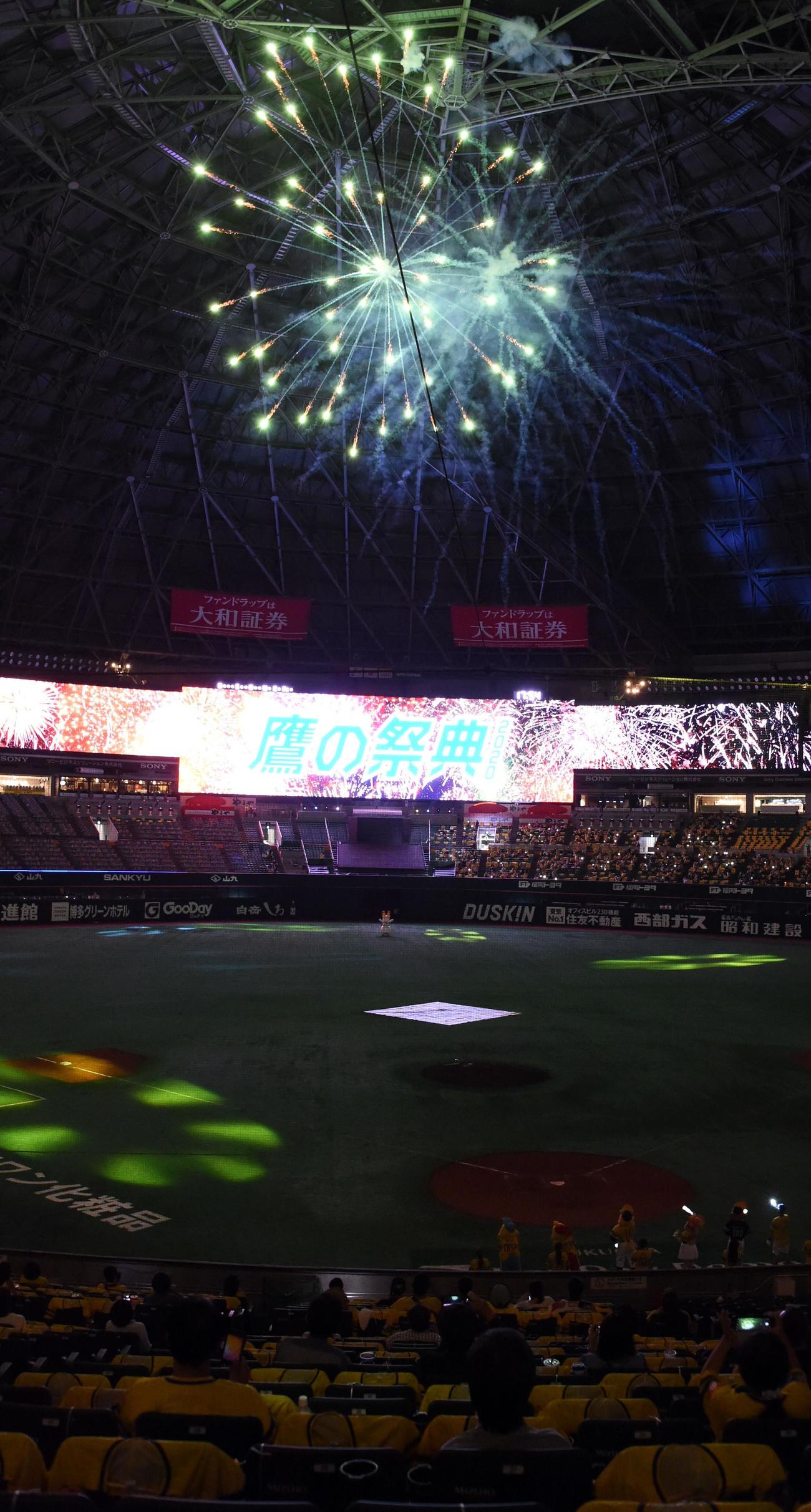試合後、鷹の祭典で花火がペイペイドームに舞う（撮影・今浪浩三）