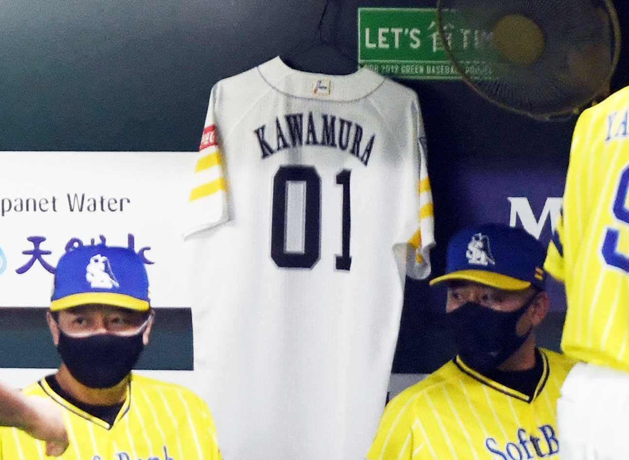 ベンチに飾られた川村さんのユニホーム（撮影・今浪浩三）