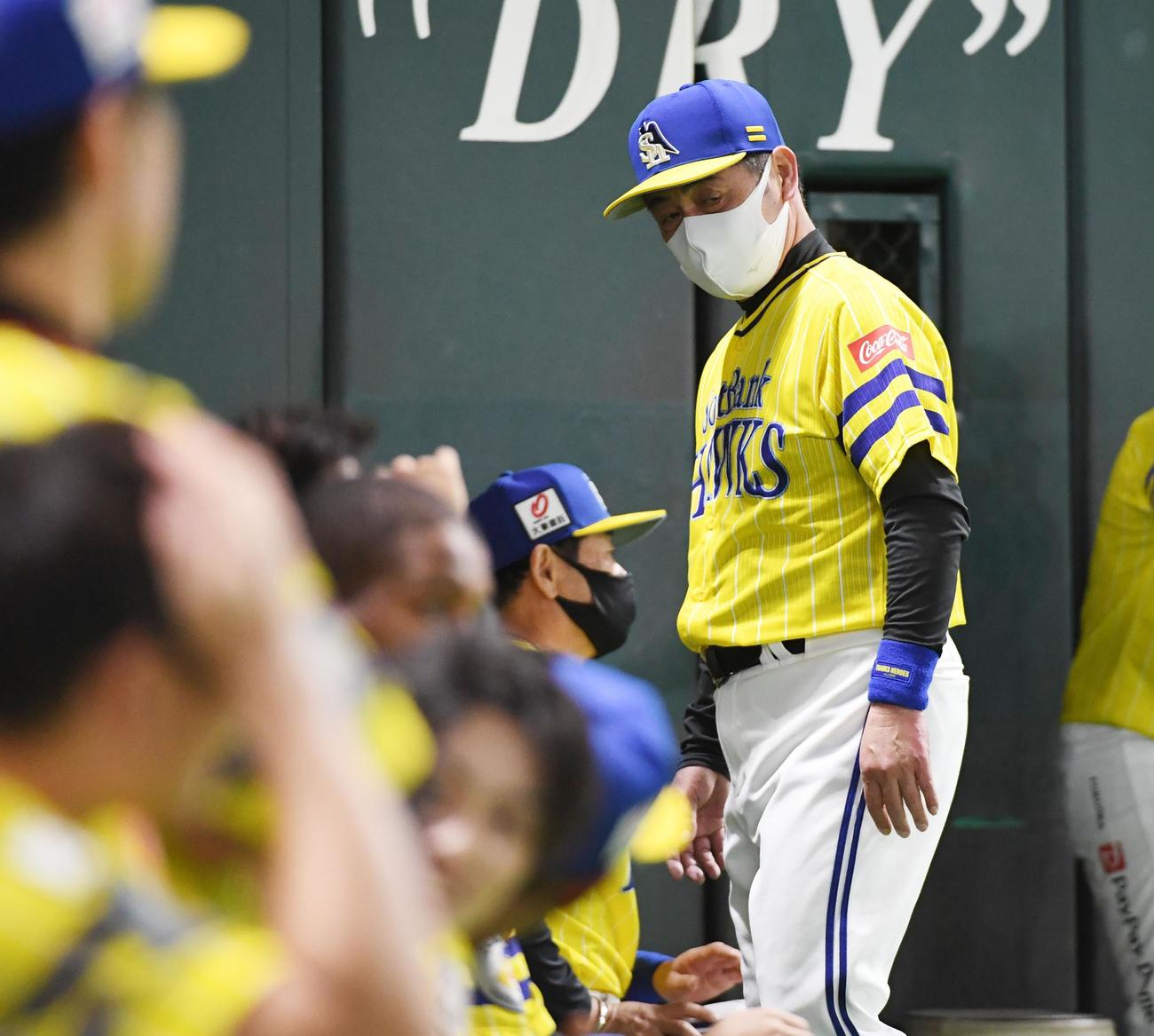 ソフトバンク対オリックス　10回裏ソフトバンク2死一、二塁、工藤監督は真砂に直接指示を出しベンチに戻る（撮影・今浪浩三）