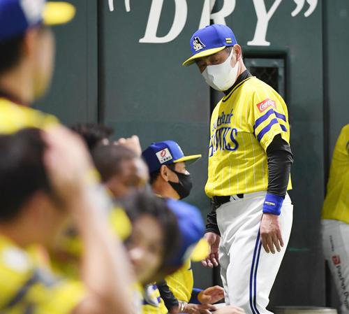 ソフトバンク対オリックス 10回裏ソフトバンク2死一、二塁、工藤監督は真砂に直接指示を出しベンチに戻る(撮影・今浪浩三)