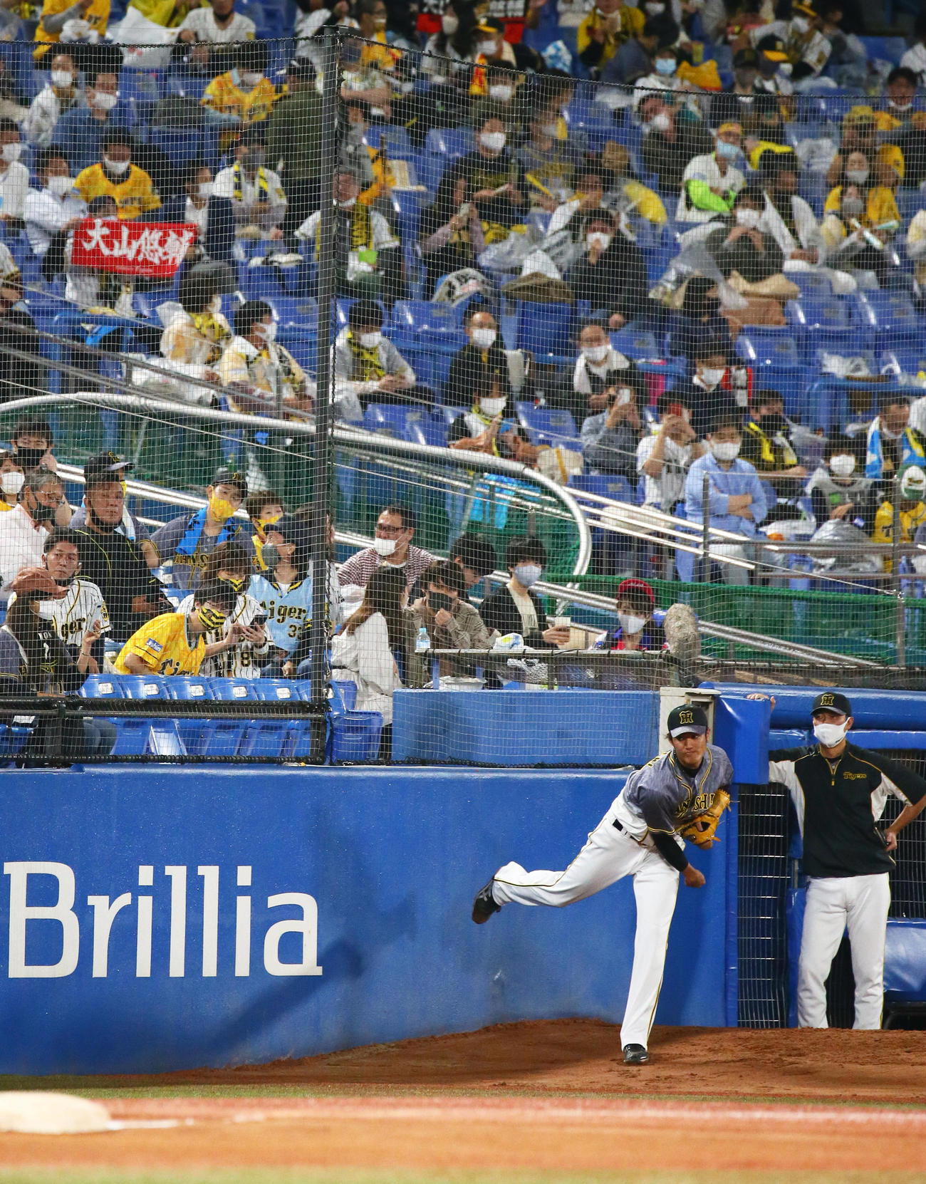 2020年9月26日ヤクルト戦、ブルペンで投球練習する阪神藤浪（撮影・足立雅史）