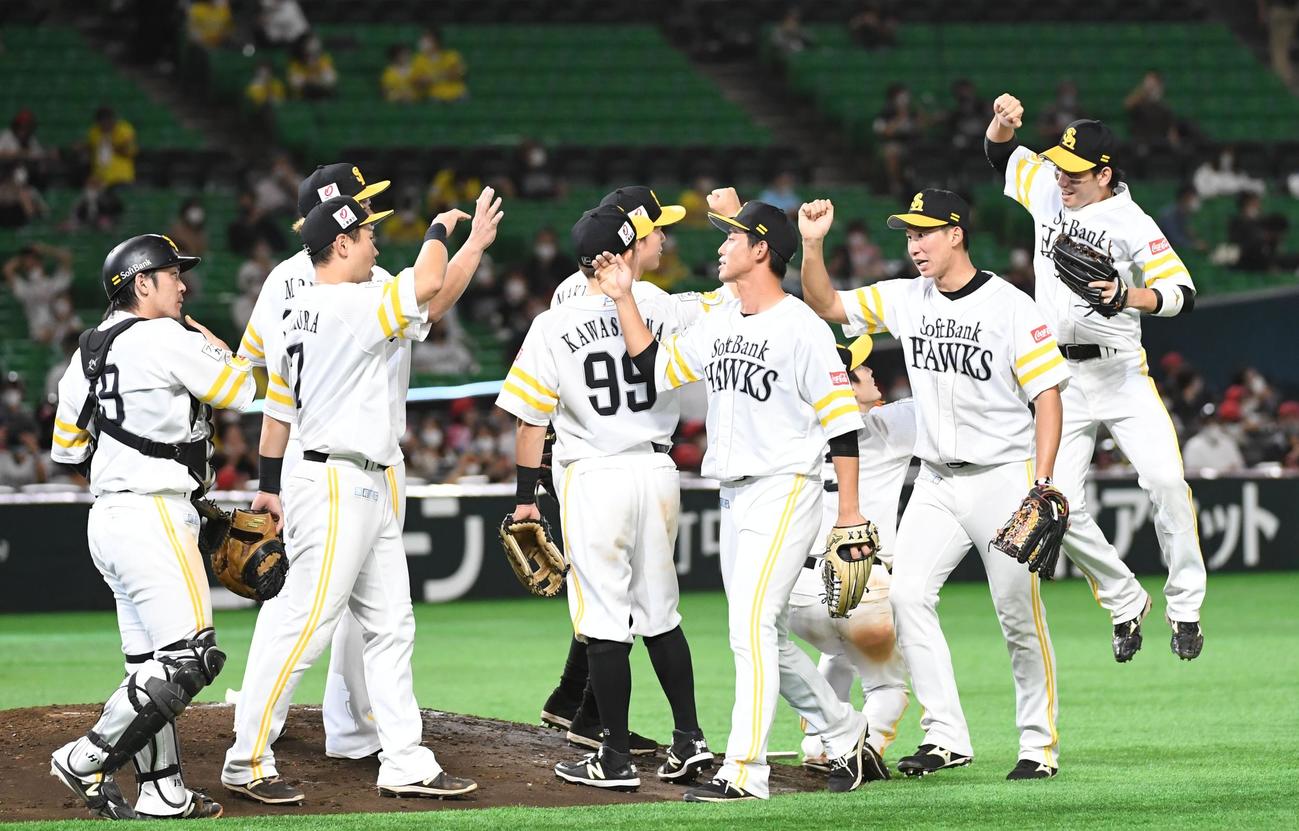日本ハムを破り、マウンドでタッチを交わすソフトバンクナイン（撮影・今浪浩三）