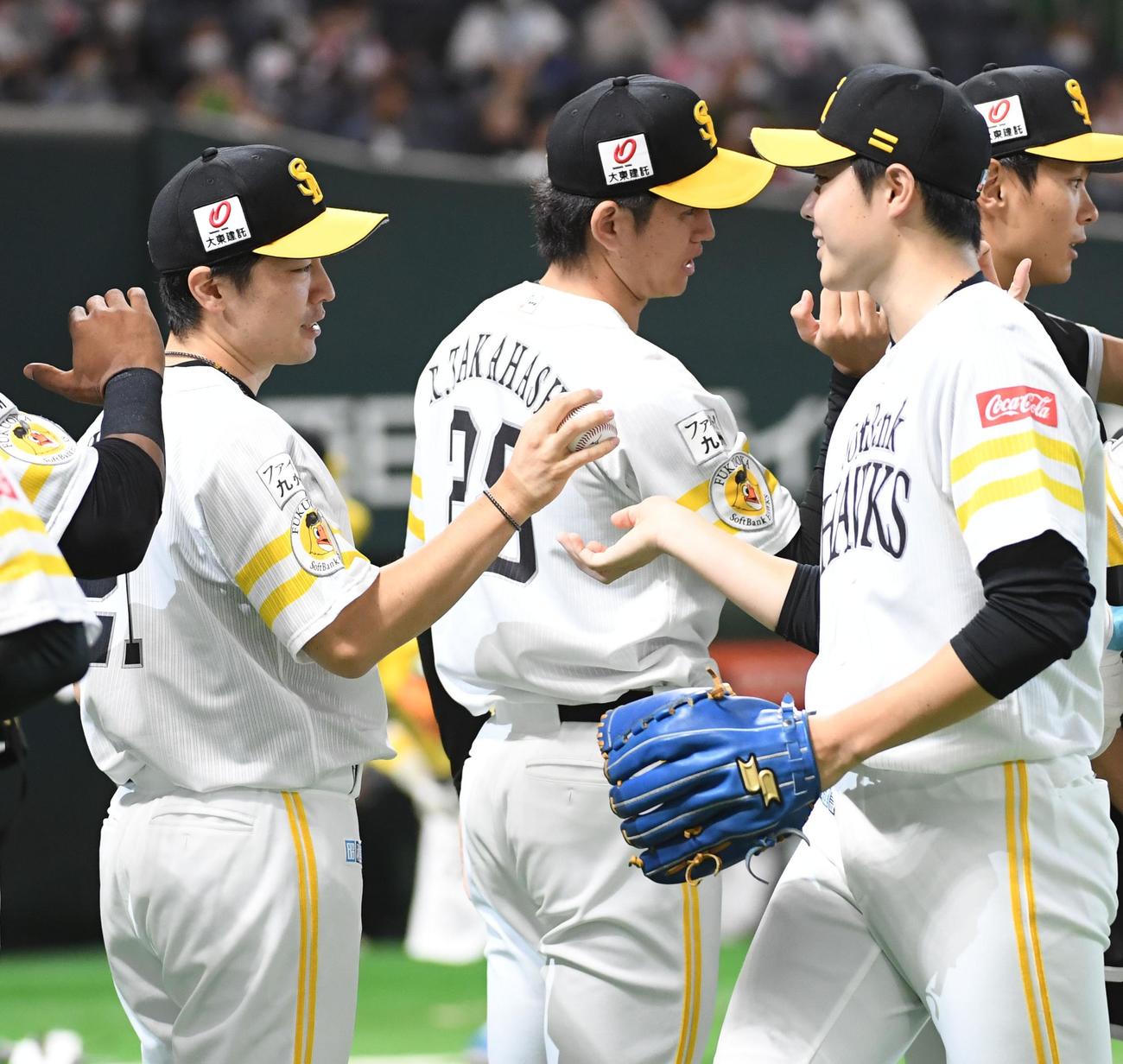 6勝目を挙げた和田（左）は松本から勝利球を受け取る（撮影・今浪浩三）