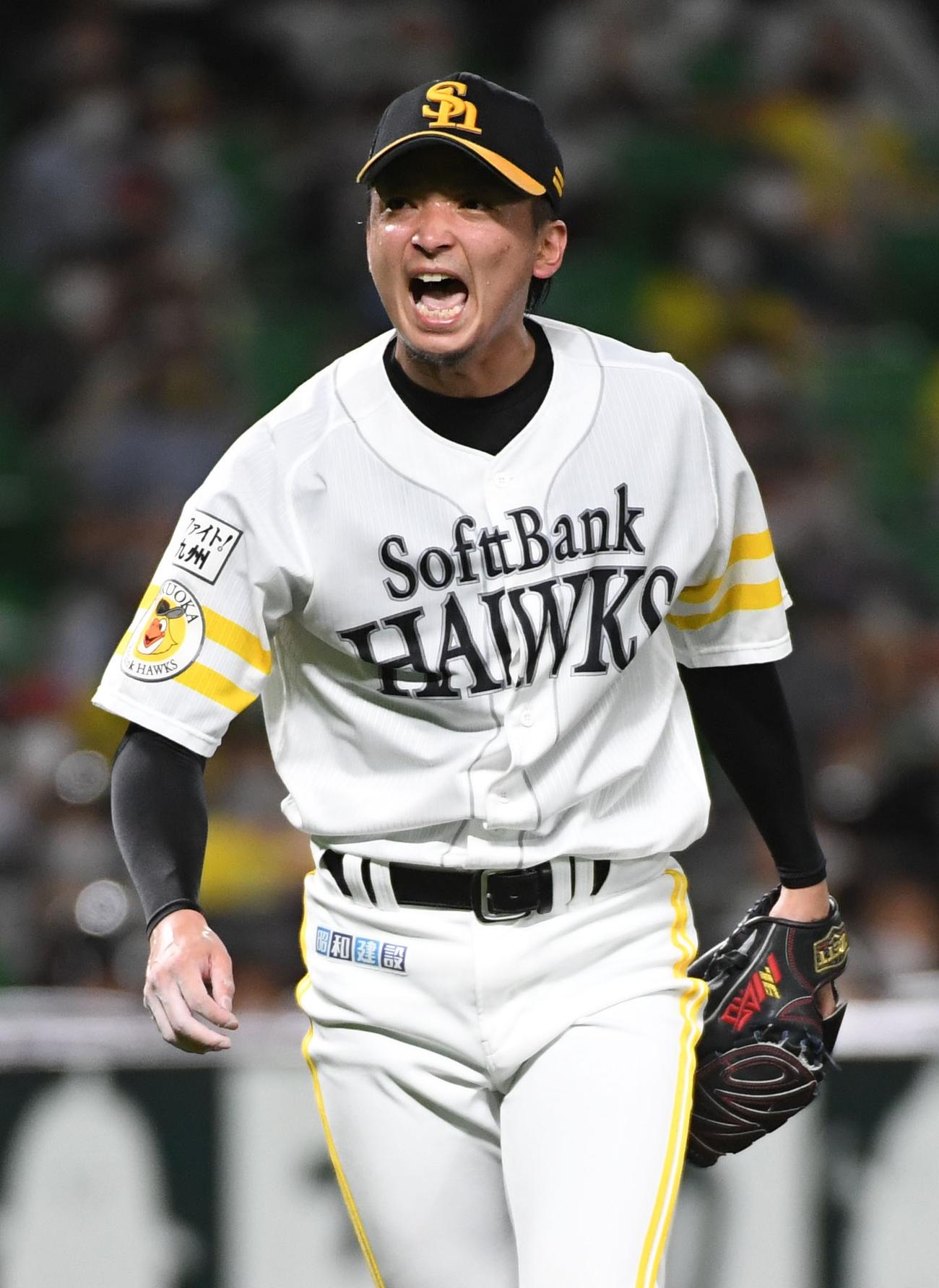 ソフトバンク対ロッテ　8回表、東浜は西巻を三振に仕留め雄たけびを上げる（撮影・今浪浩三）