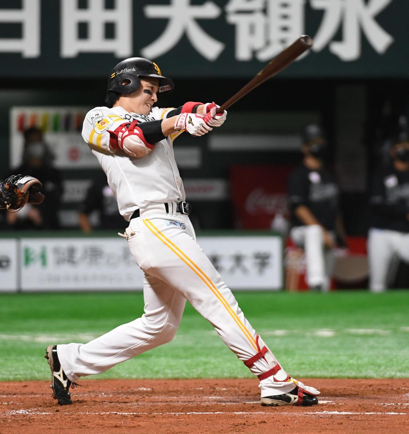 ソフトバンク対ロッテ　2回裏、栗原は右越え2点本塁打を放つ（撮影・今浪浩三）