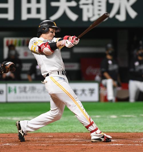 ソフトバンク対ロッテ　2回裏、栗原は右越え2点本塁打を放つ（撮影・今浪浩三）