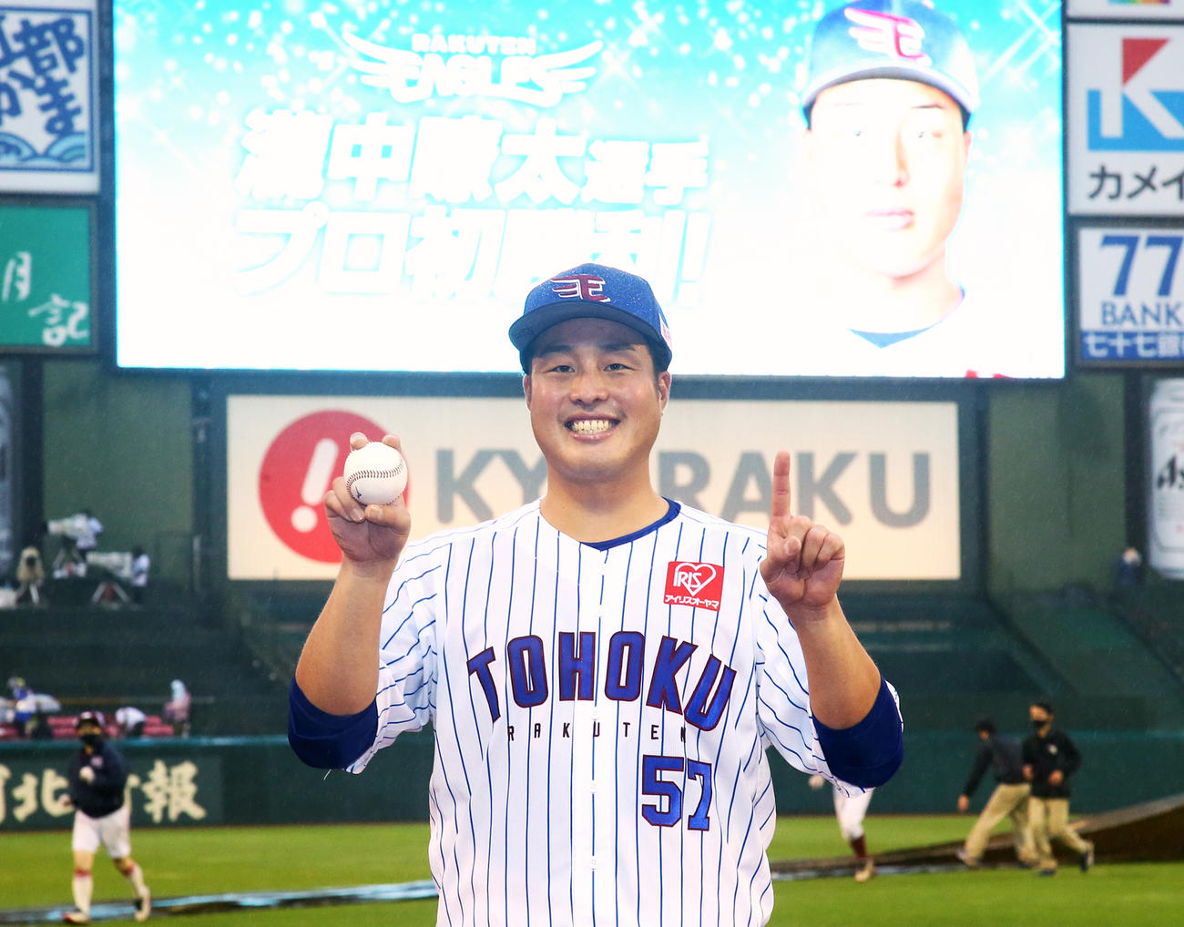 プロ初勝利を挙げ笑顔を見せる楽天滝中（撮影・足立雅史）