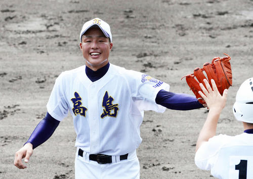 12年滋賀大会1回戦の長浜農戦で先発し笑顔を見せる高島・滝中（2012年7月15日撮影）