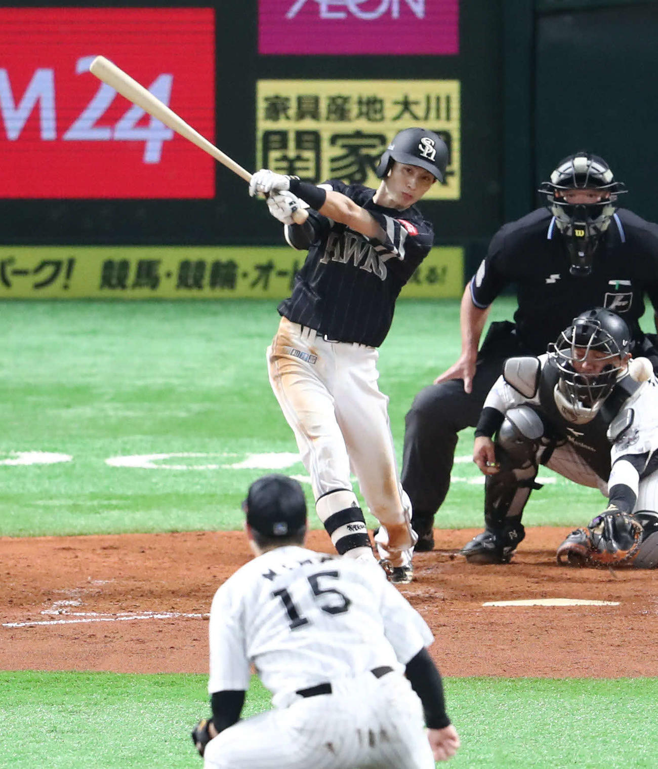 ソフトバンク対ロッテ　4回裏ソフトバンク2死三塁、周東は遊撃へ適時打を放つ（撮影・梅根麻紀）