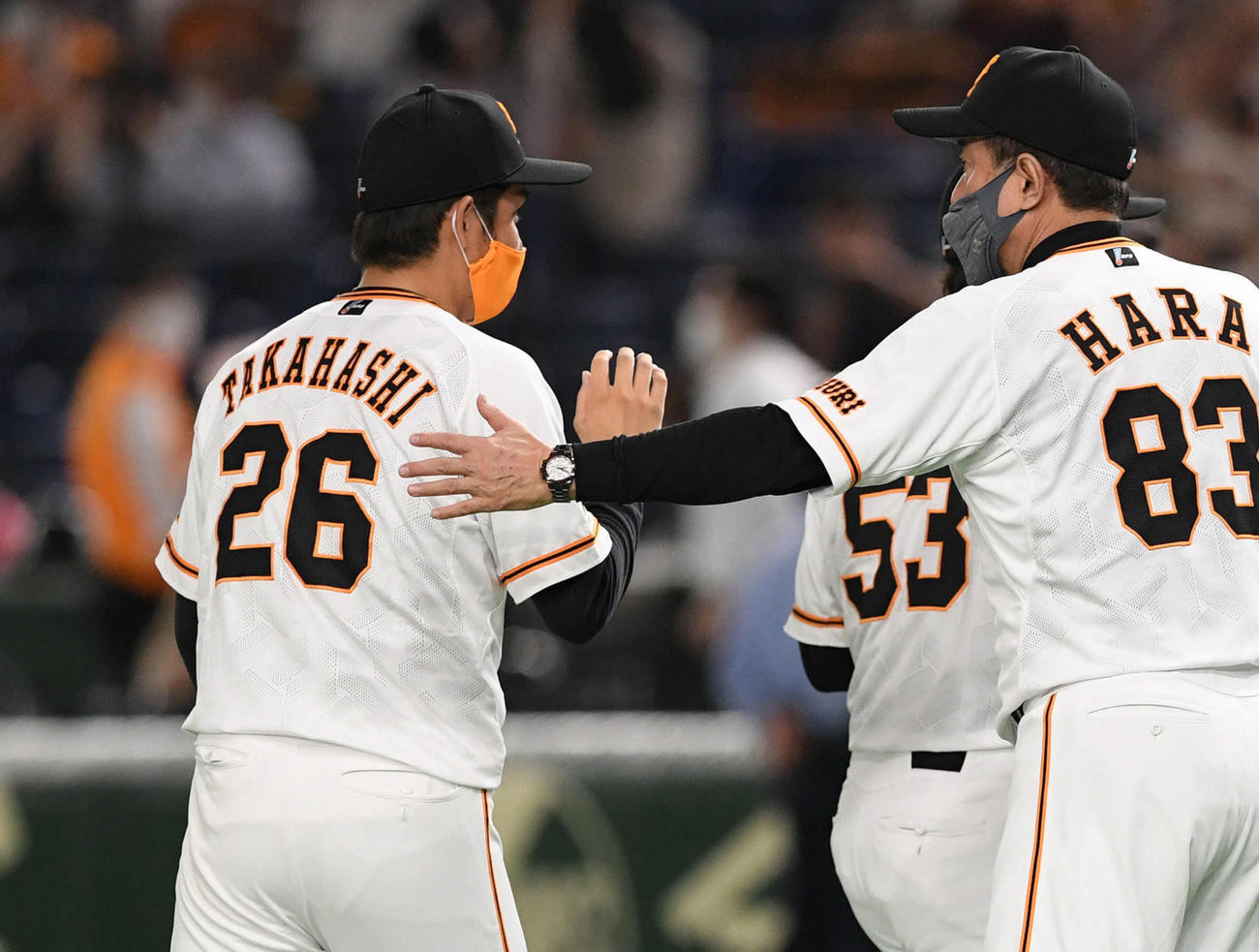 巨人対広島　試合後、巨人原監督（右）から労われる高橋（撮影・滝沢徹郎）
