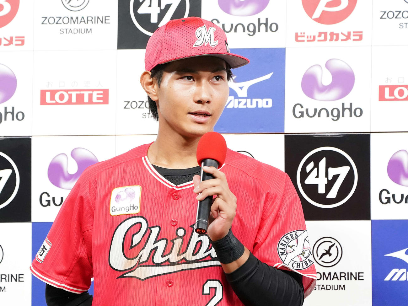 日本ハムに勝利し、お立ち台に立つロッテ藤原（撮影・鈴木みどり）