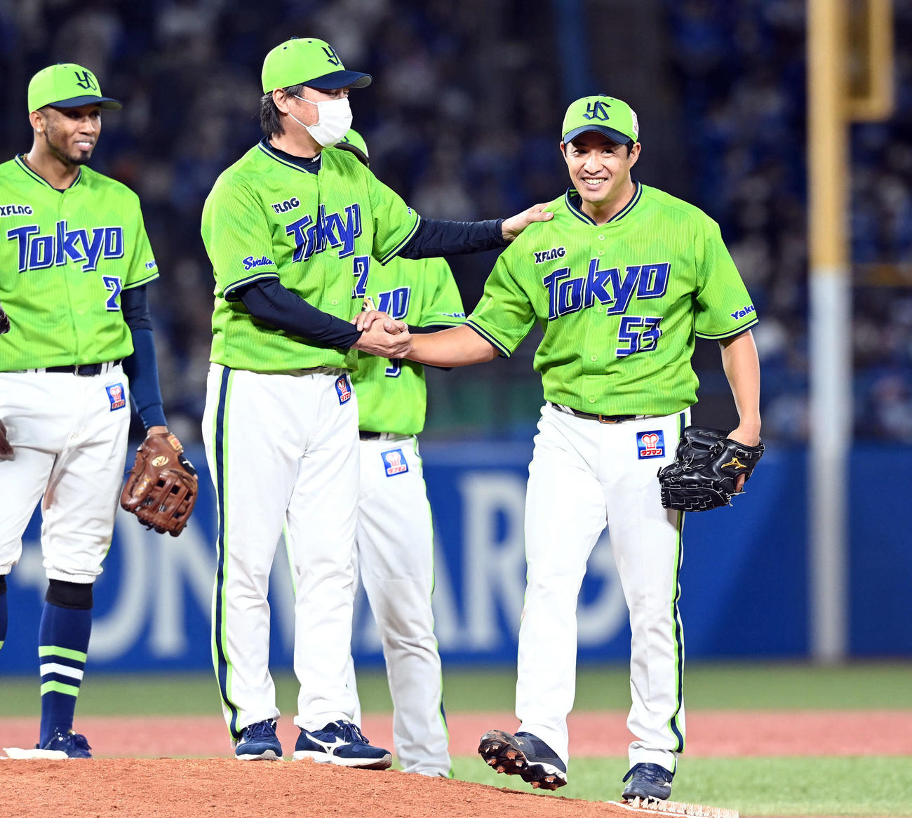ヤクルト対中日　8回表、高津監督から交代を告げられマウンドを降りるヤクルト五十嵐（撮影・たえ見朱実）