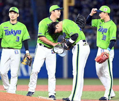 ヤクルト対中日　8回表、村上と握手を交わすヤクルト五十嵐（撮影・たえ見朱実）