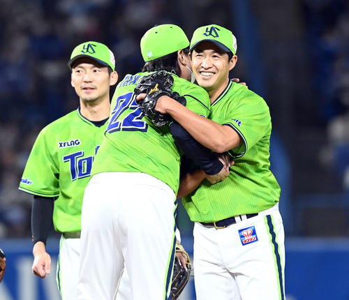 ヤクルト対中日　8回表、高津監督と抱き合いマウンドを降りるヤクルト五十嵐（撮影・たえ見朱実）