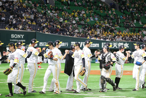 ソフトバンク対西武　西武に勝利したソフトバンクナインはハイタッチ（撮影・梅根麻紀）