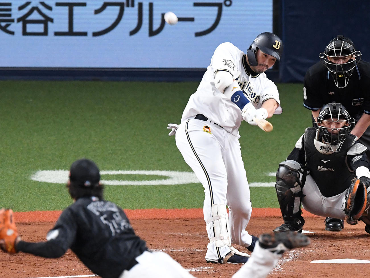23日、ロッテ戦の3回裏に右越え本塁打を放つT－岡田