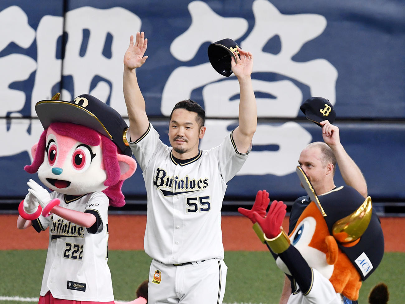 ファンの声援に応えるT－岡田。右はアルバース（2020年10月24日撮影）