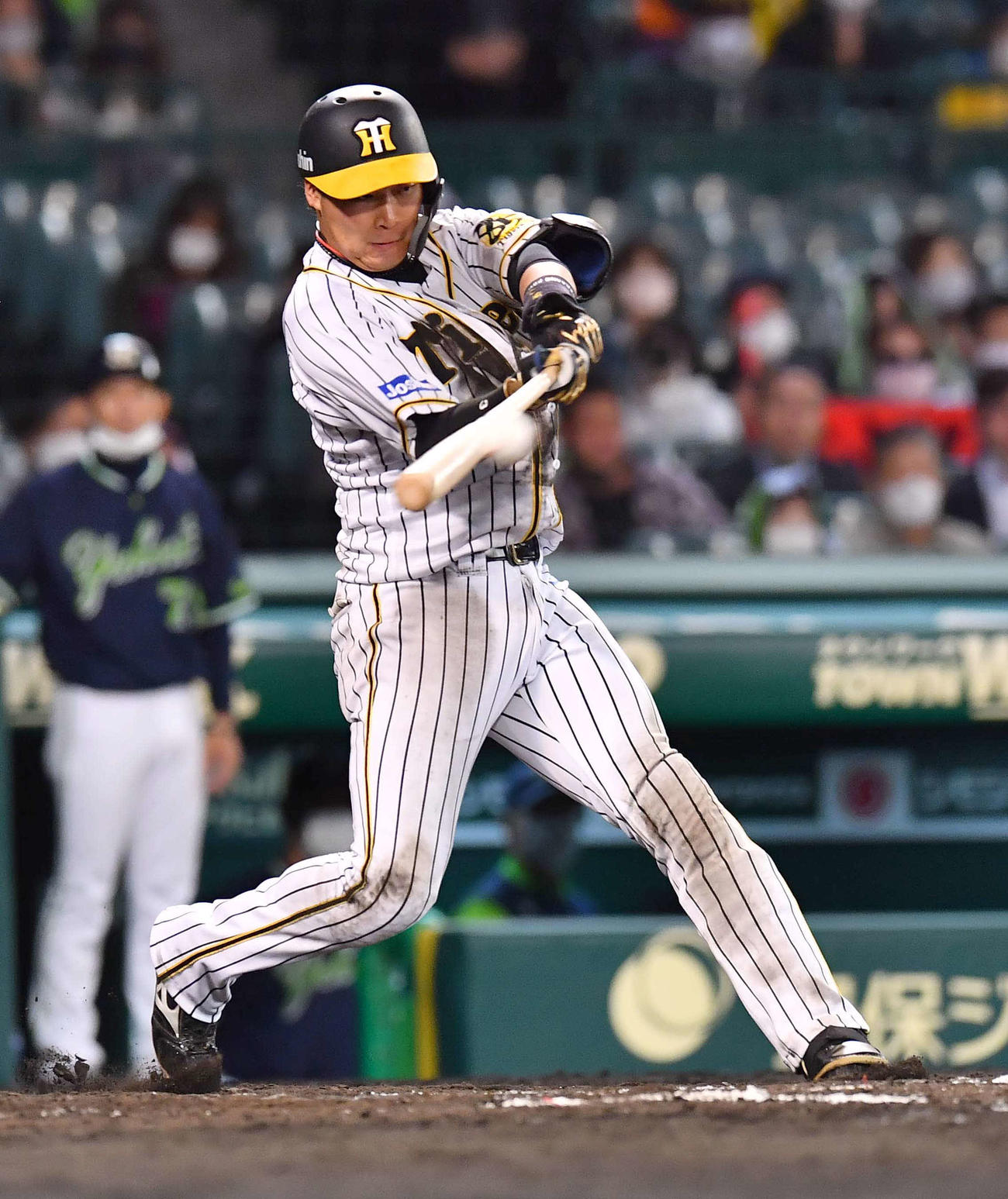 阪神対ヤクルト　7回裏阪神1死二塁、中越えに適時二塁打を放つ大山悠輔（2020年10月16日撮影）