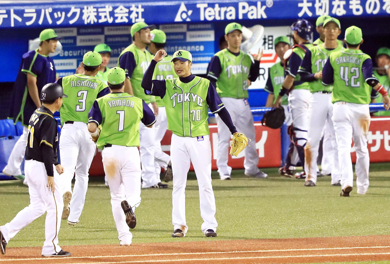 18年8月17日、無失点に抑え山田哲（左から3人目）とタッチを交わす近藤（中央）